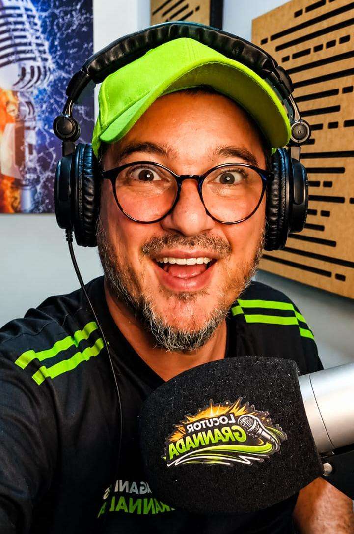 Locutor Grannada no estúdio